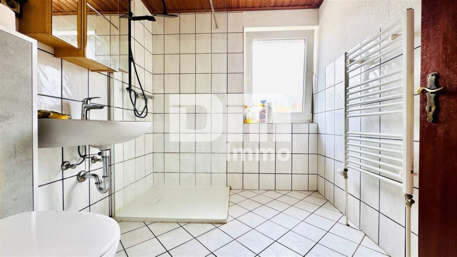 Gepflegtes Ein- bis Zweifamilienhaus mit Ladeneinheit in Dassel-Hilwartshausen - 1.OG Badezimmer / Dusche / Handtuchwärmer